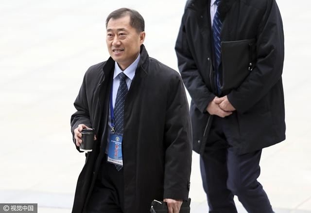 但天后却因怀上身孕辞演影片，随后伊斯特伍德忙于执导《泽西男孩》也退出了导演一职，该片也就此被交到了布莱德利;库珀和Lady Gaga的手上